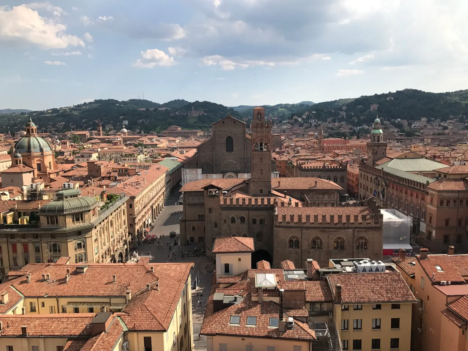 Panorama of Bologna's rooftops toward Piazza Maggiore and the basilica of San Petronio.