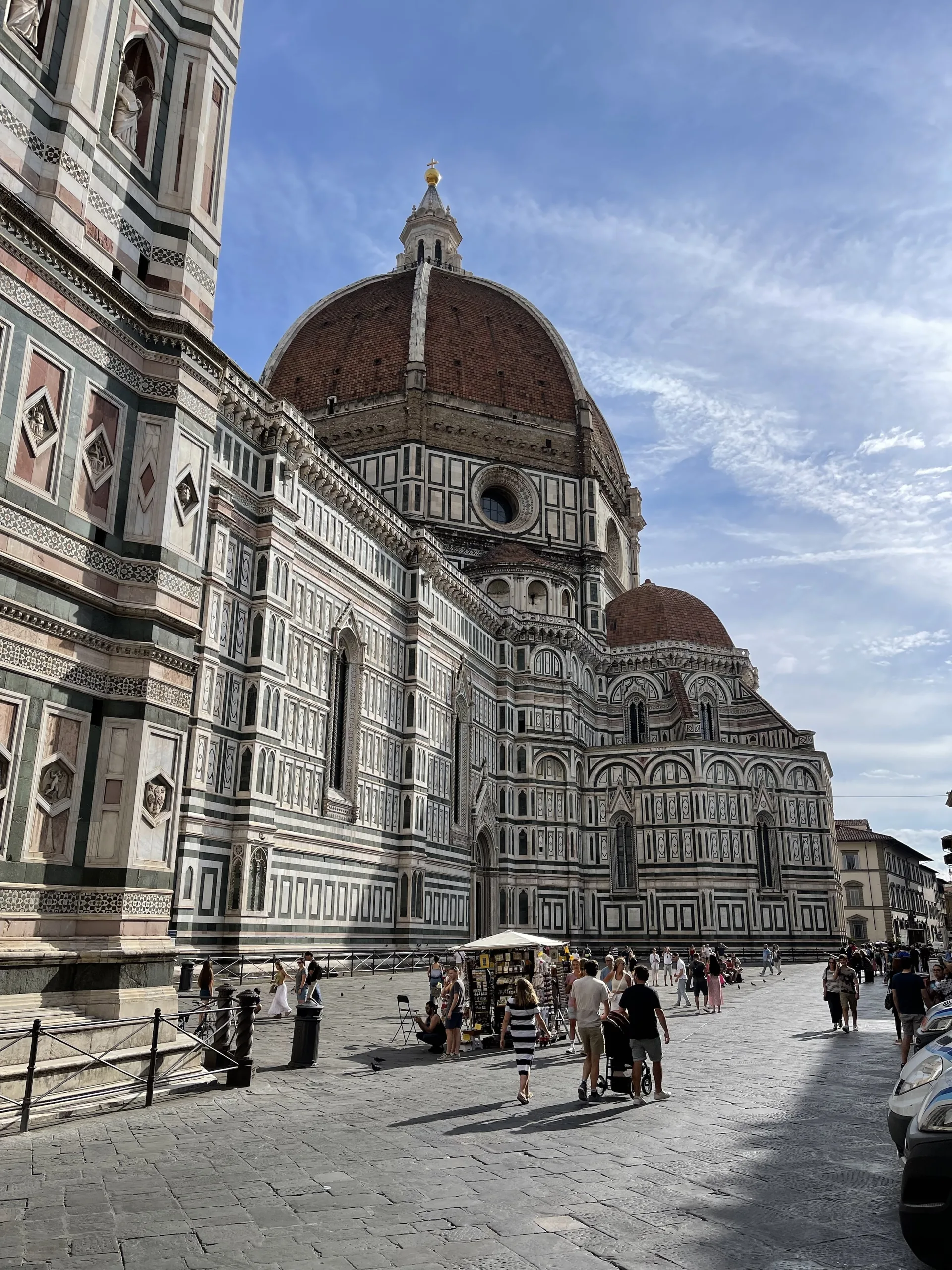 The long marble flank of the cathedral seen from Via del Proconsolo