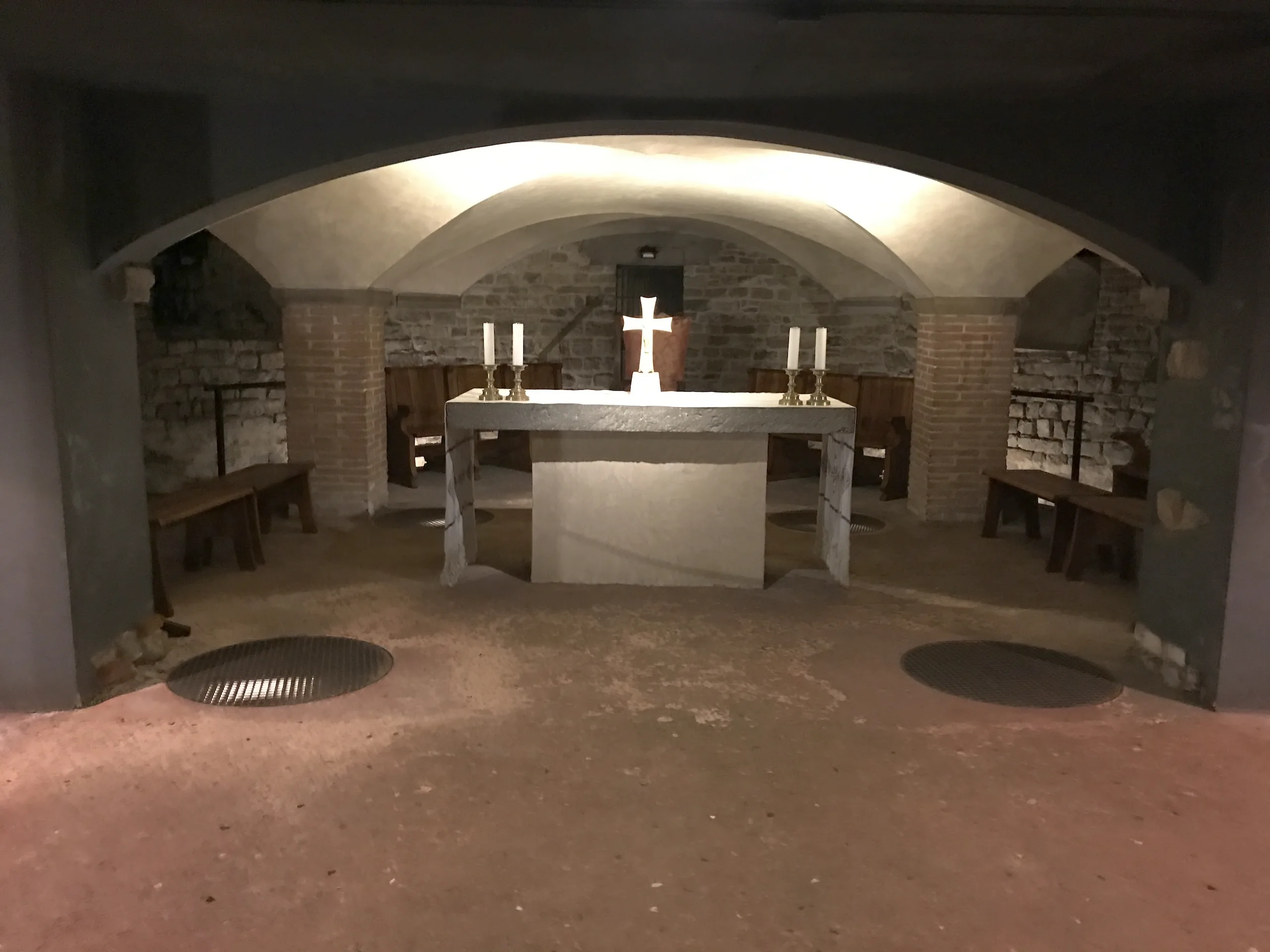 The small altar chapel in the Santa Reparata crypt