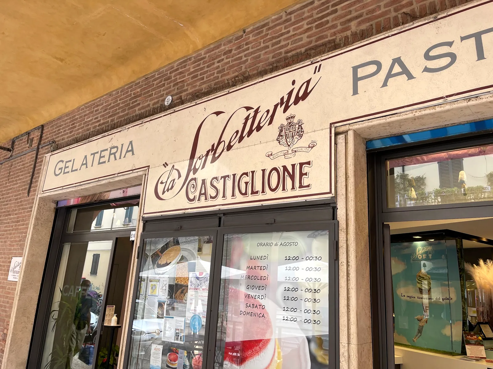 The shopfront of La Sorbetteria Castiglione gelateria on Via Castiglione, Bologna.