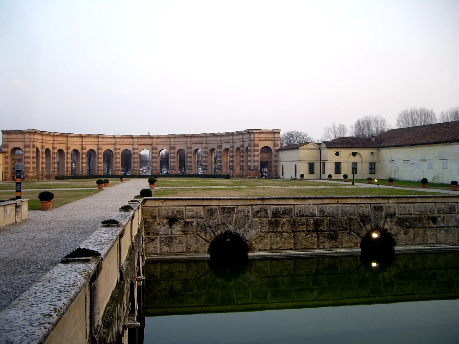 The garden and its half-circle