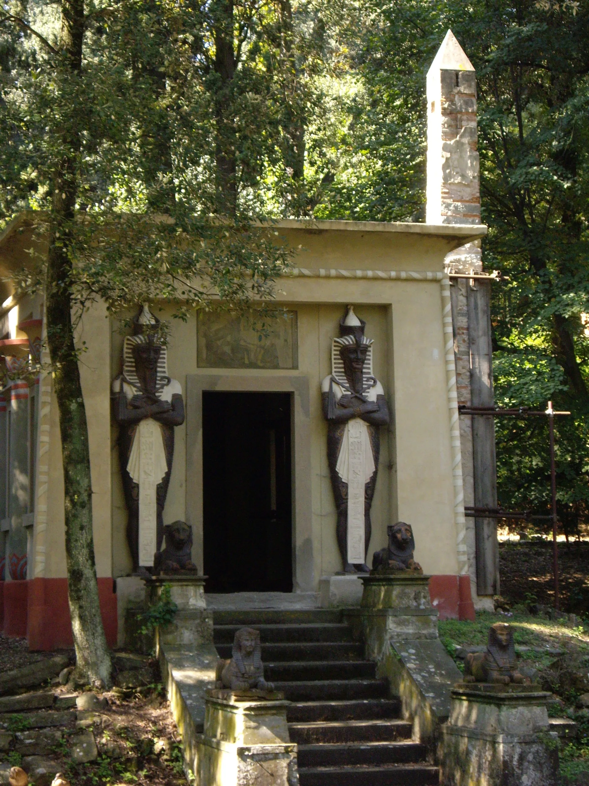 The Egyptian temple in the Stibbert park, flanked by carved telamons and sphinxes with an obelisk behind