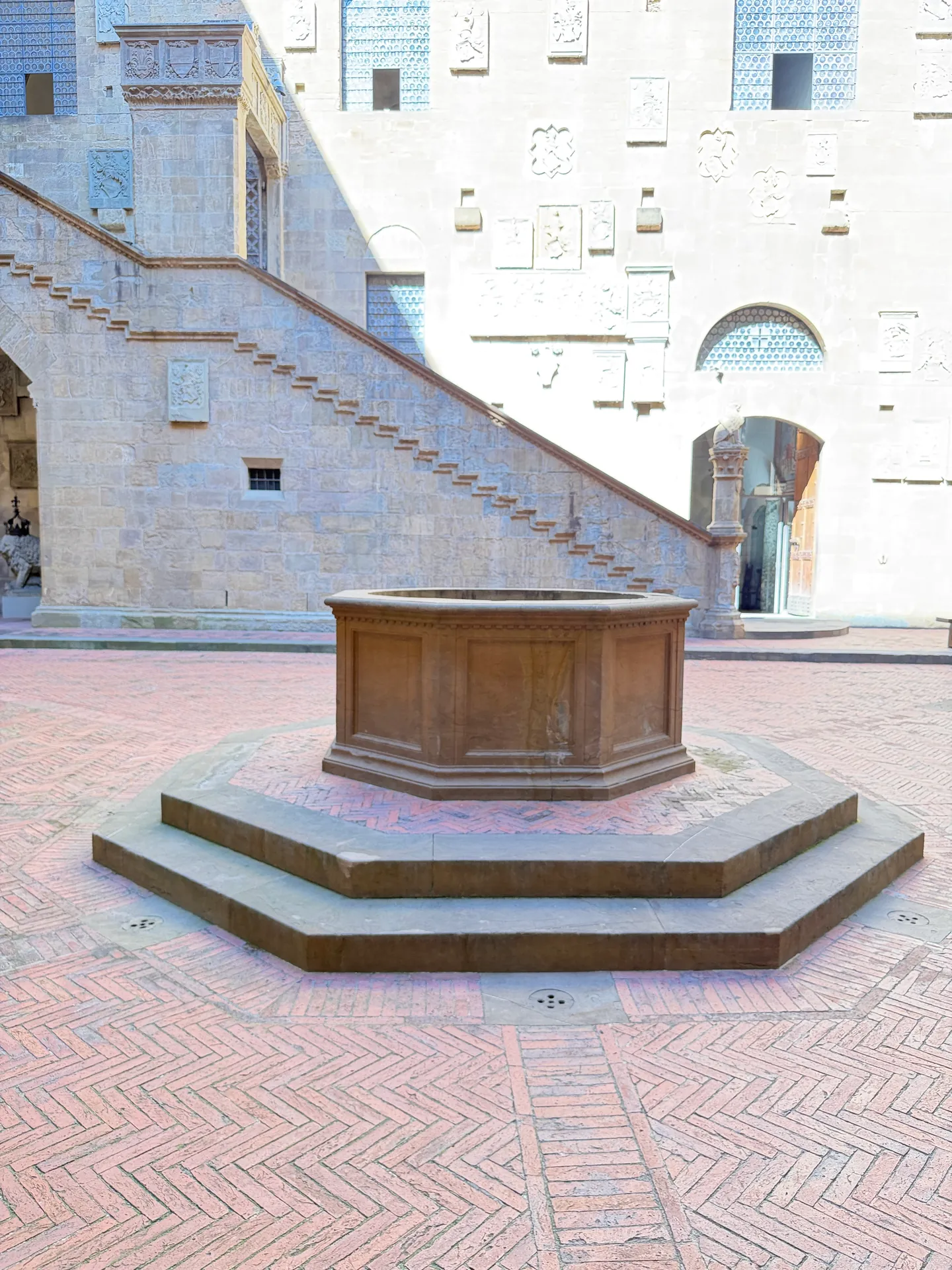 The octagonal well head on its stepped base in the courtyard of the Bargello.