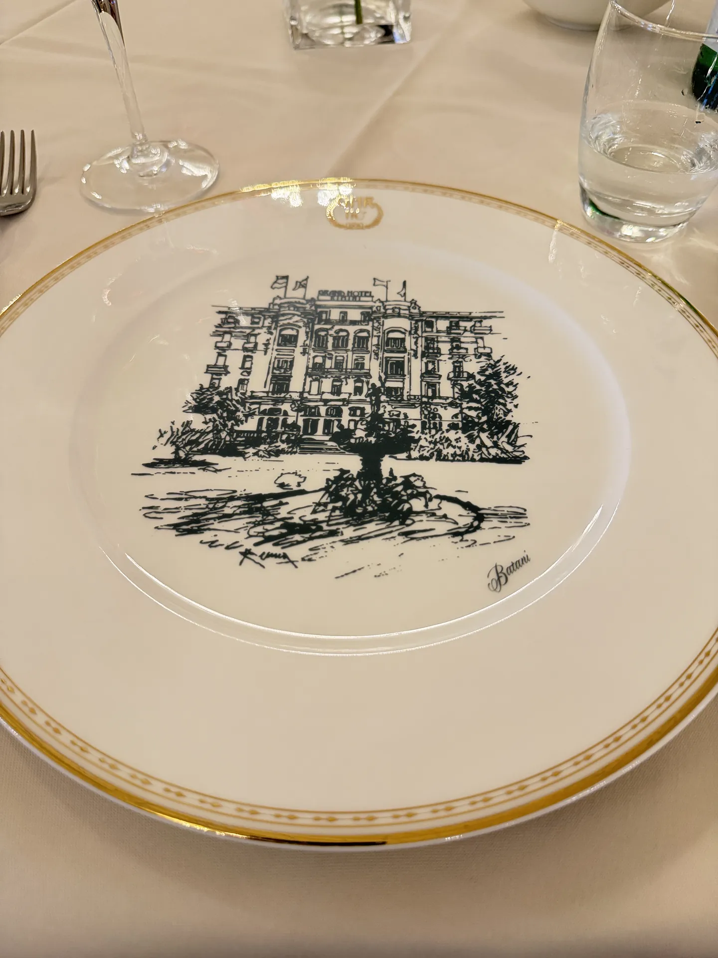 The Grand Hotel Rimini drawn in line on the crest of a dinner plate