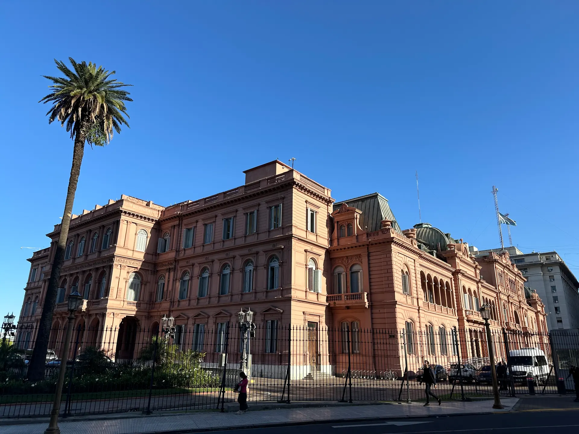 The pink side elevation of the Casa Rosada seen from a Buenos Aires street.