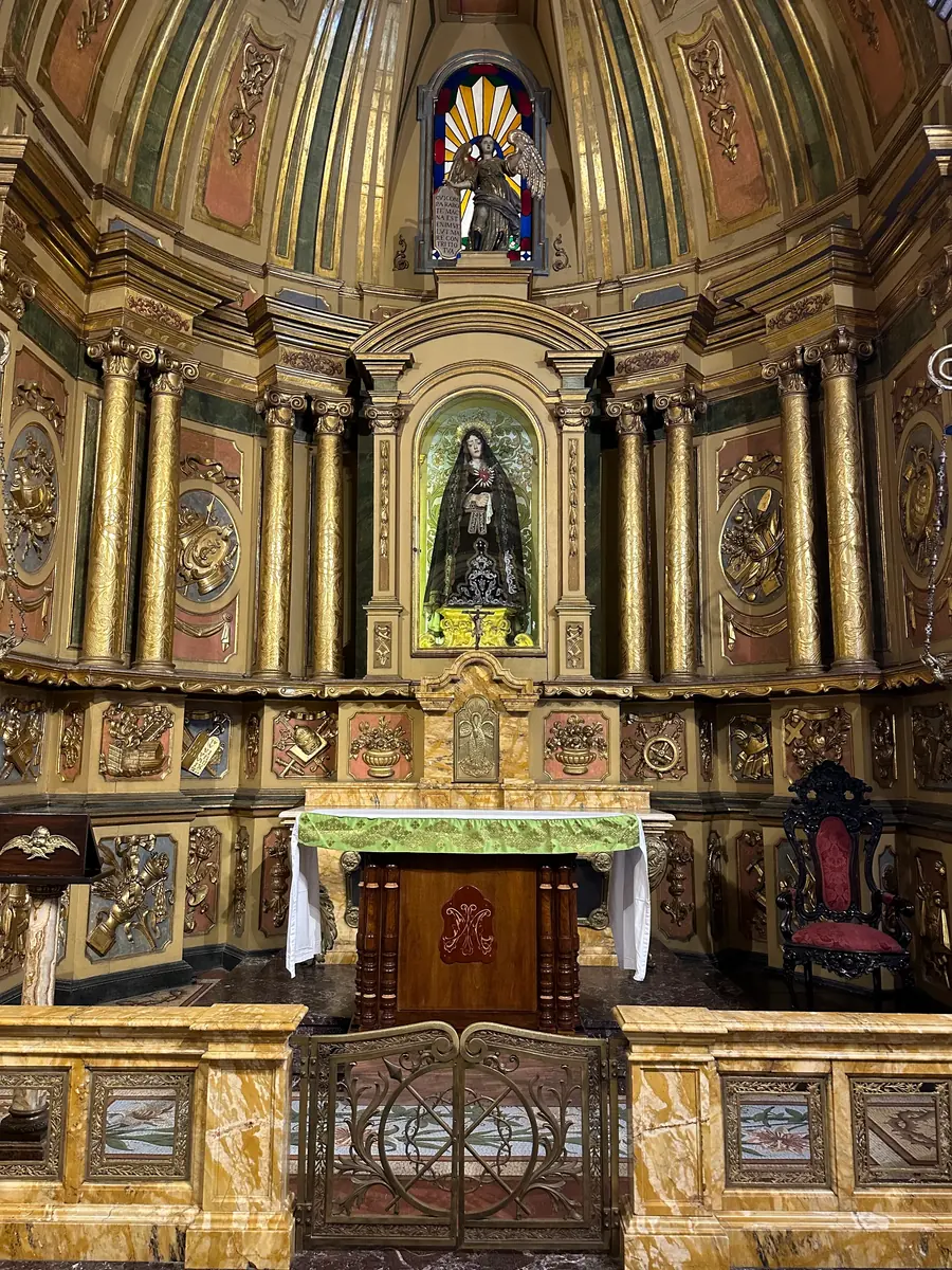 A gilded side altar and retablo in the Metropolitan Cathedral of Buenos Aires.