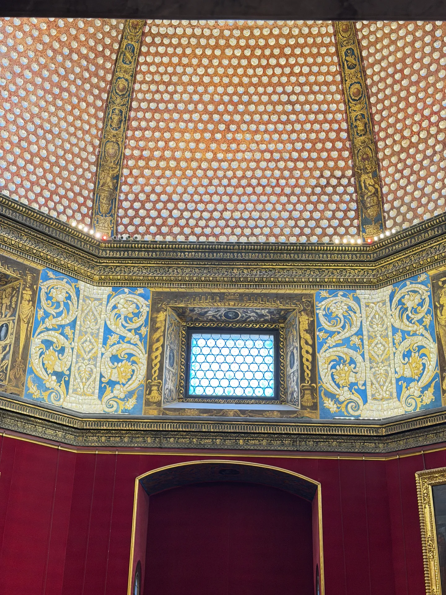 The shell encrusted dome of the Tribuna seen from below, its lantern at the centre.